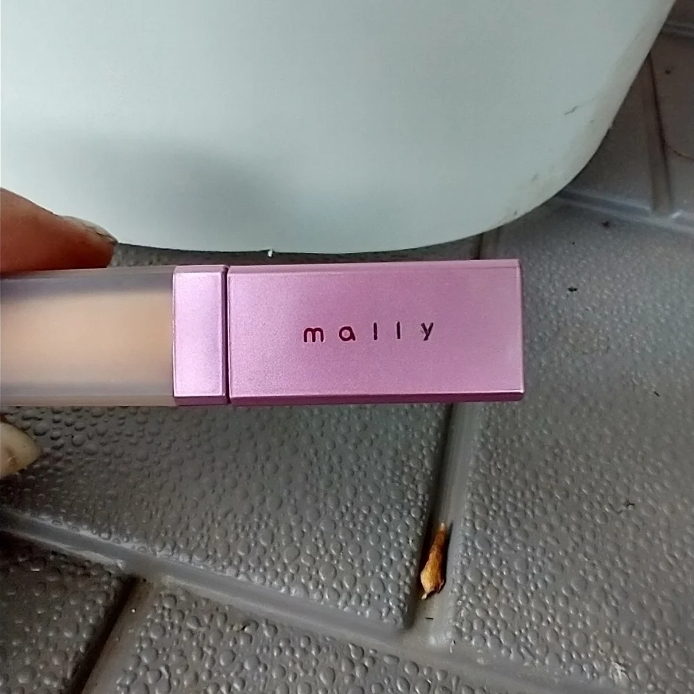Mally makeup instant erase concealer tan.